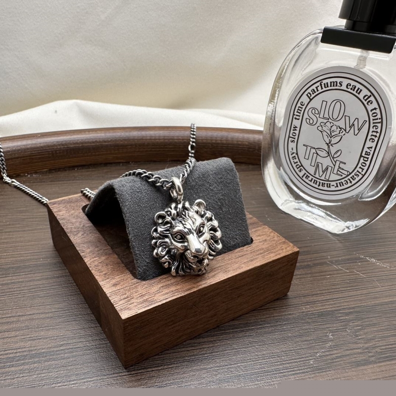 G*u*i necklaces